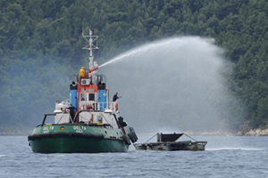 Šibenik, 9. svibnja 2011. - vježba je obuhvatila akciju progona nepoznatog plovila koje je nakon sudara s putničkim brodom pobjeglo s mjesta nesreće. Nakon sudara na putničkom brodu izbio je požar u strojarnici, nekoliko članova posade je ozlijeđeno, od kojih je jedan pao u more (Foto: Hrvoje Jelavić/Pixsell)